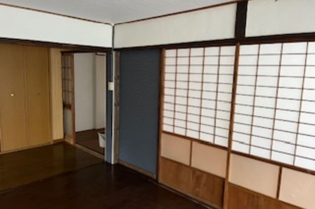 一面を紺色のアクセントクロスにし、和モダンに。
