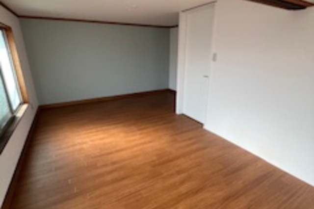 2階も全部をつなげて一部屋にし、水色のアクセントクロスで仕上げました。