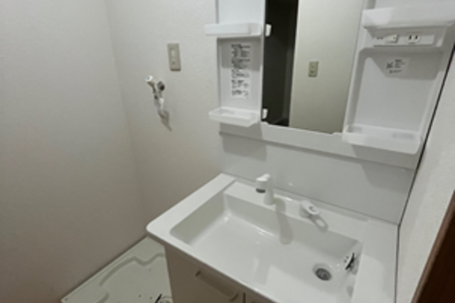 洗面所付きで隣にトイレもあります。
