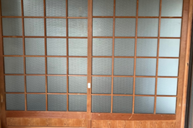 勝手口のような扉だったのも木の扉を再利用しておしゃれに。